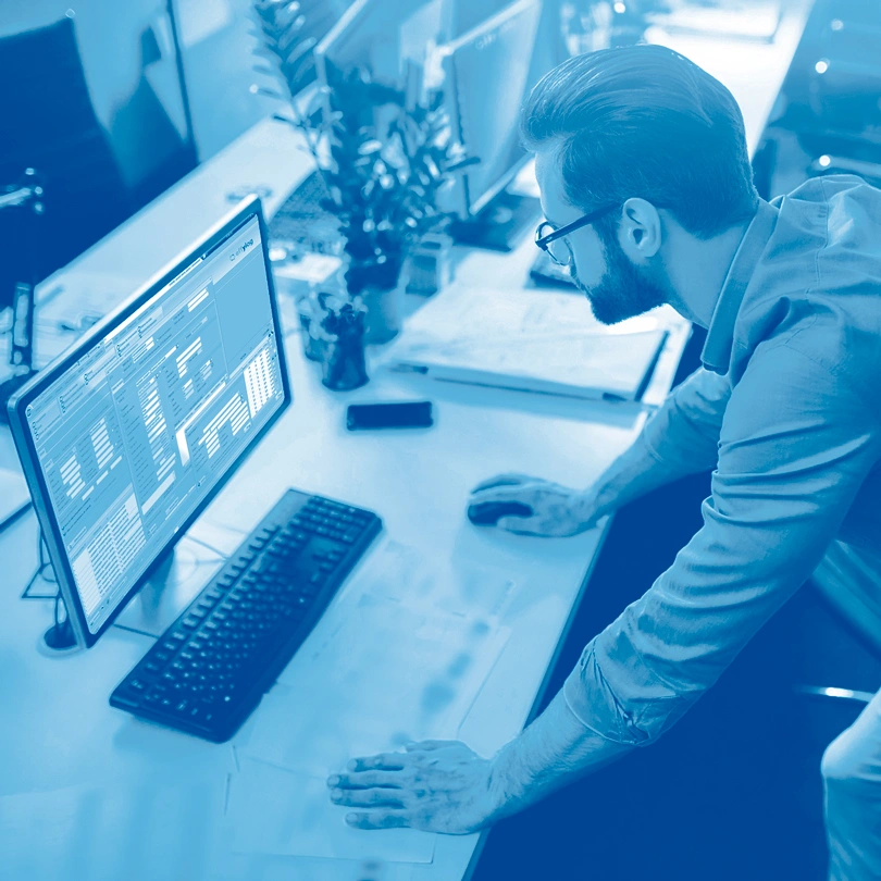 Directivo trabajando con Effylog WMS en su computadora
