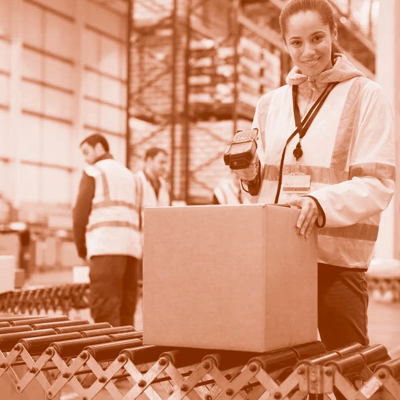 Operaria trabajando en almacén con soluciones logísticas Effylog
