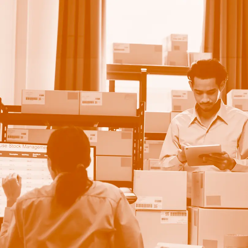 Dos personas trabajando en un almacén